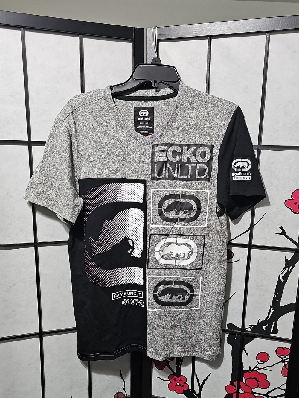 Ecko Unltd‎ Black Gray Graphic V Neck Tee Shirt NWT Small